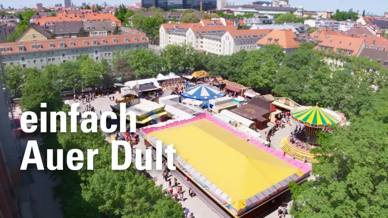 Buntes Treiben auf der Auer Dult mit Karussell, Buden und vielen Besuchern.