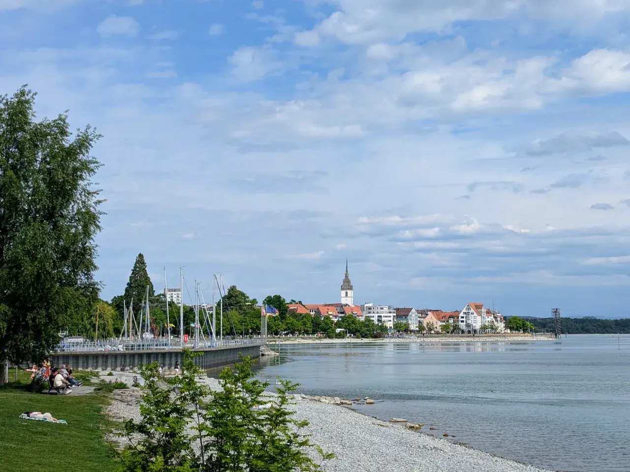 Entspannt am Bodensee liegen, die Skyline von Friedrichshafen genießen – hier kann man viel unternehmen!