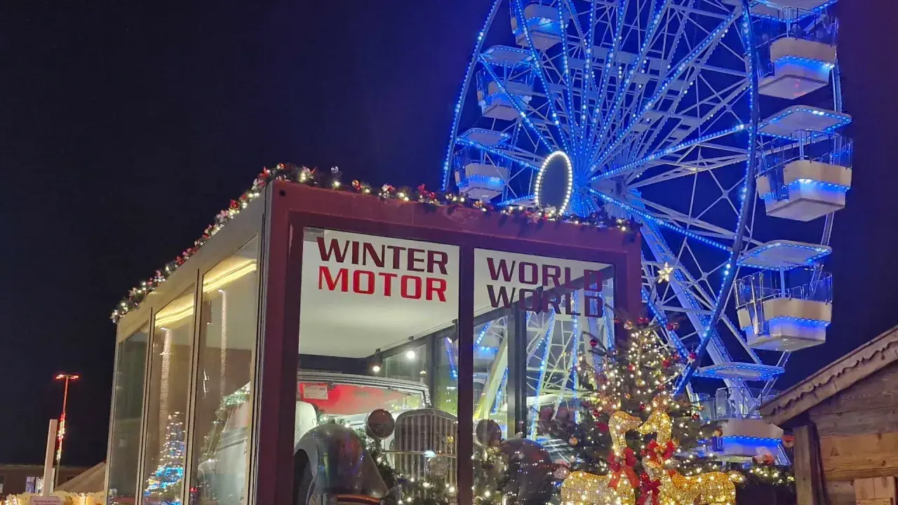 Ein glitzerndes Riesenrad und ein Oldtimer-Ausstellungsstück auf dem **Freimann Weihnachtsmarkt** versprechen winterliche Freude.