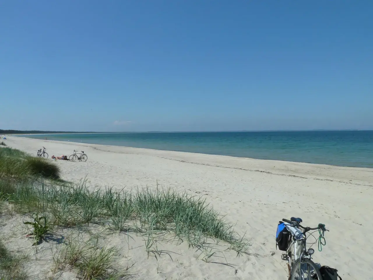 Fahrräder am Strand von Rügen, bereit für eine Tour zur Schaabe. Sonnenschein und Meer laden zum Entspannen ein.