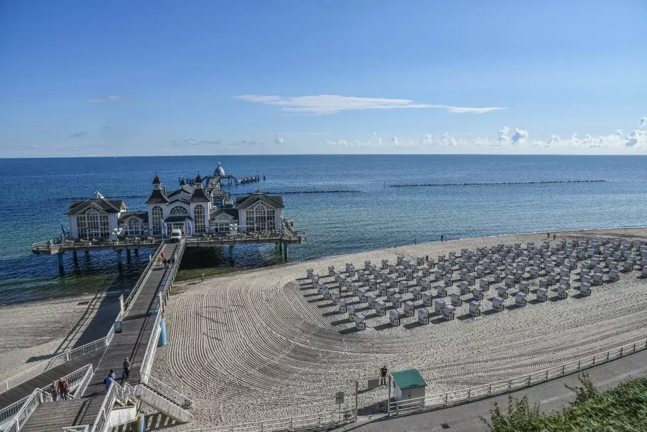 Der Sellin Strand mit seiner Seebrücke und vielen Strandkörben lädt zum Entspannen ein.