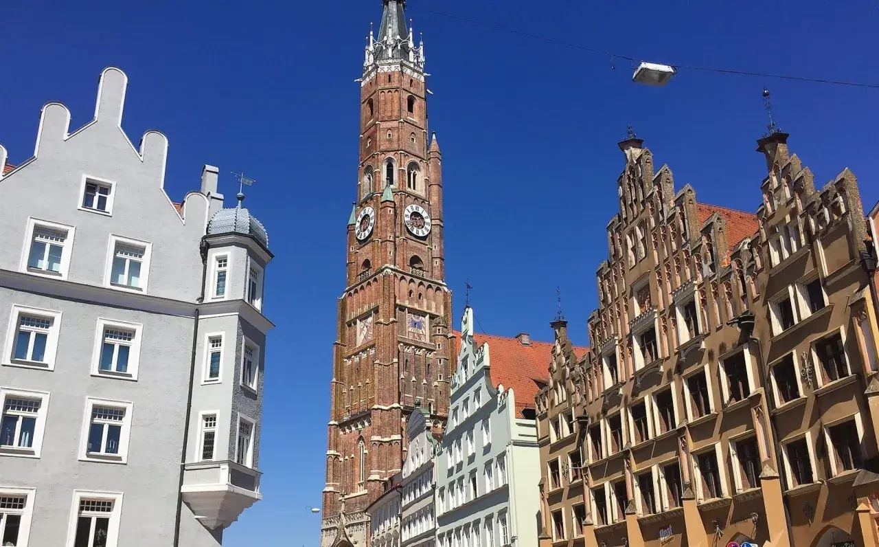 Blick auf die imposante gotische Kirche und historische Gebäude in der Landshut Altstadt.