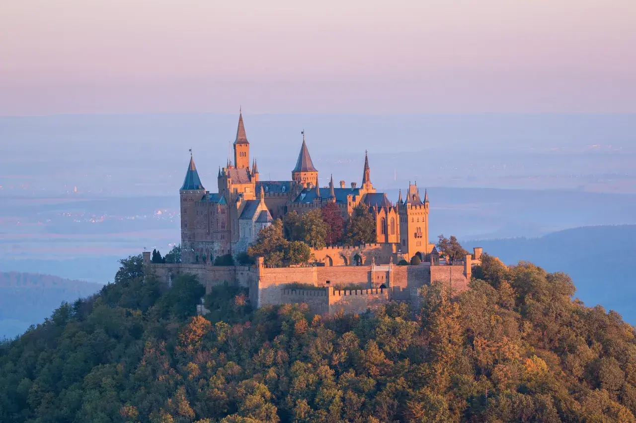 Hohenzollern Castle, ein märchenhaftes Schloss auf einem Berg, perfekt für Ausflugsziele Erwachsene.