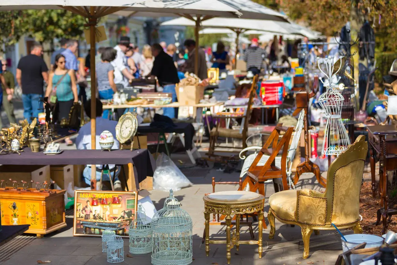 Buntes Treiben auf dem Hofflohmarkt Haidhausen: Antike Möbel, Deko und Kuriositäten laden zum Stöbern ein.