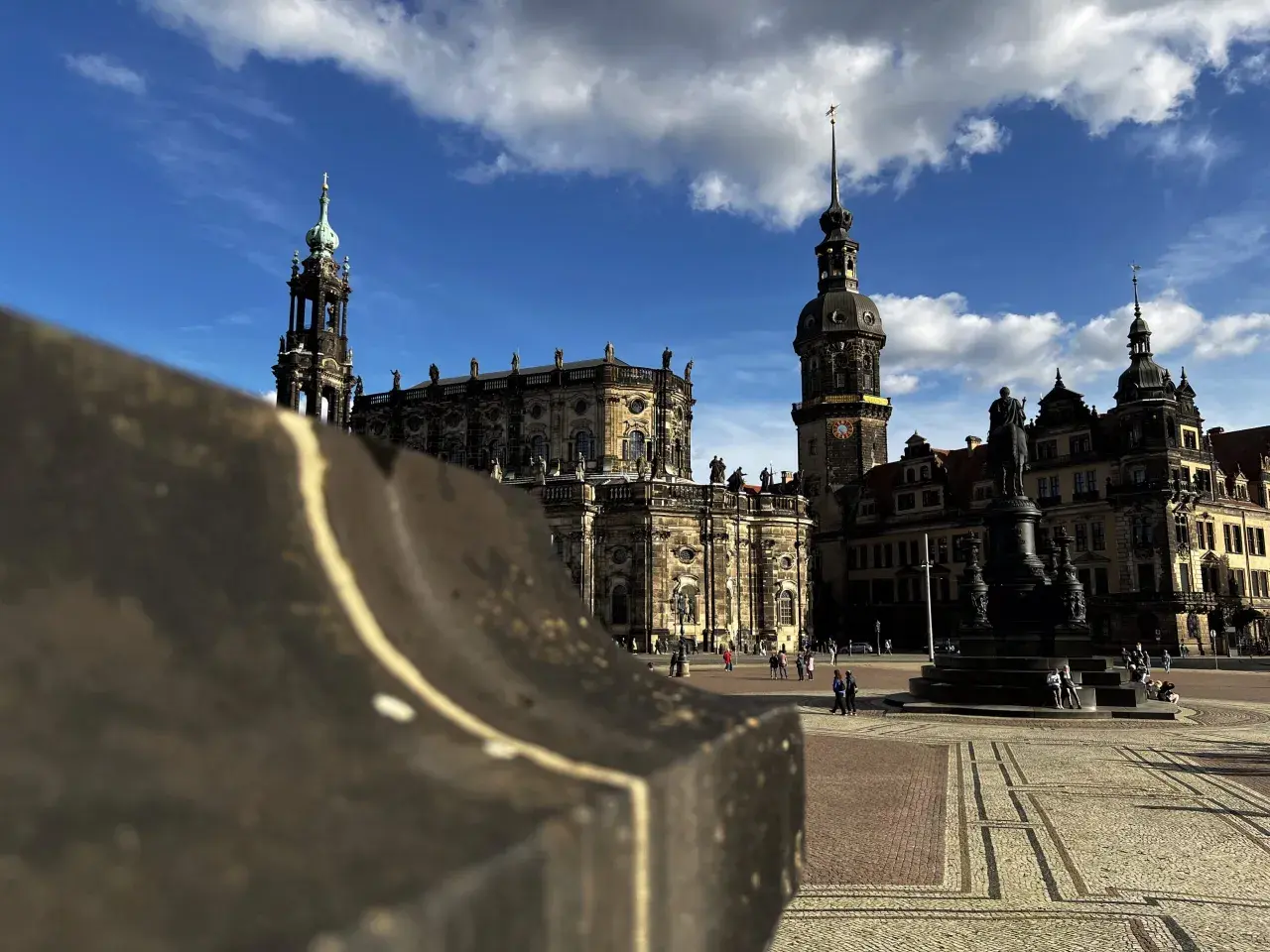 Der Wiener Platz in Dresden mit der Frauenkirche und dem Kulturpalast im Hintergrund.
