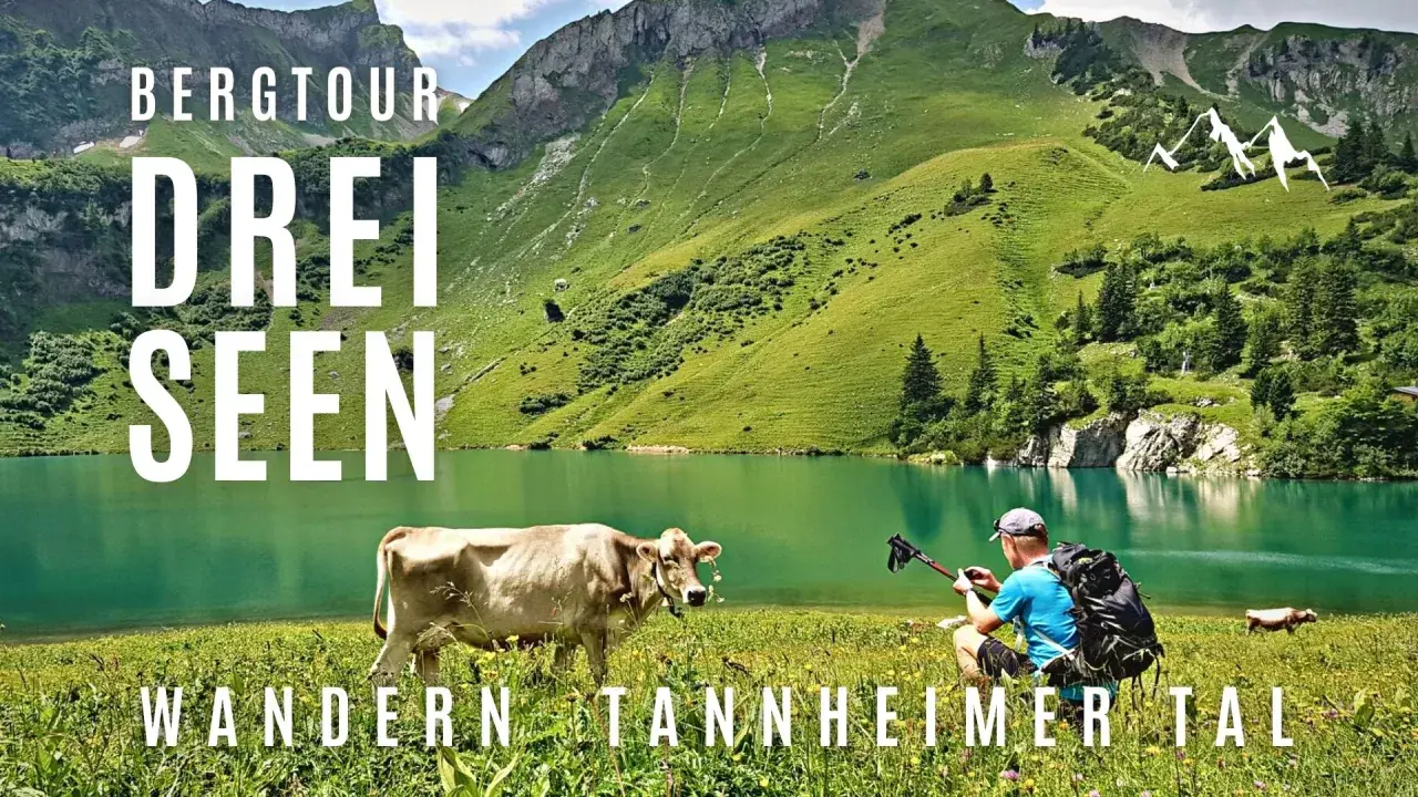 Bergwanderung zur drei Seen Tour im Tannheimer Tal. Ein Wanderer mit Rucksack und Stöcken kniet am Ufer eines smaragdgrünen Sees.