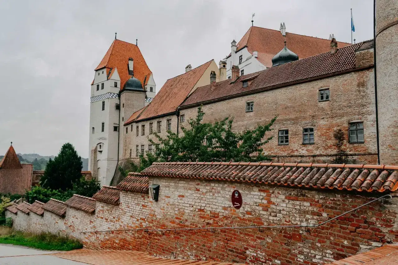 Die Trausnitz Burg in Landshut, ein Ort voller Geschichte und Geheimtipps, mit ihren roten Ziegeldächern und dem markanten weißen Turm.