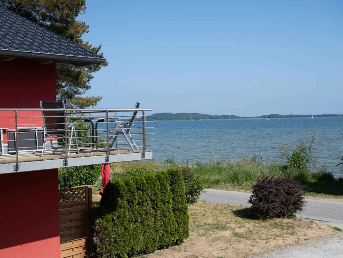 Balkon mit Blick auf das Meer bei Neuendorf, Putbus. Stühle und Tisch laden zum Verweilen ein.