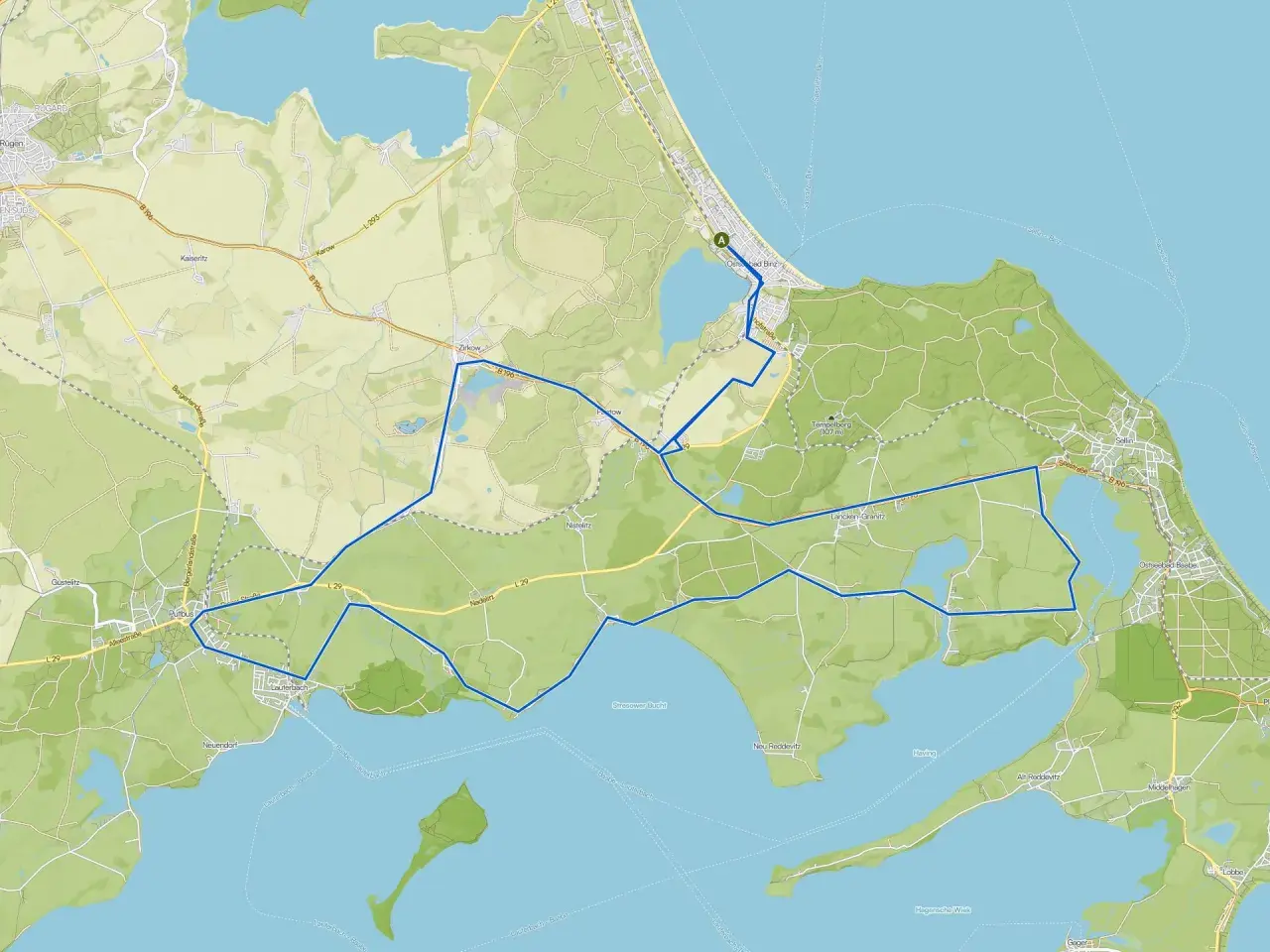 Karte mit markierter Route für Radtouren Binz, die durch Wälder und entlang von Seen führt.