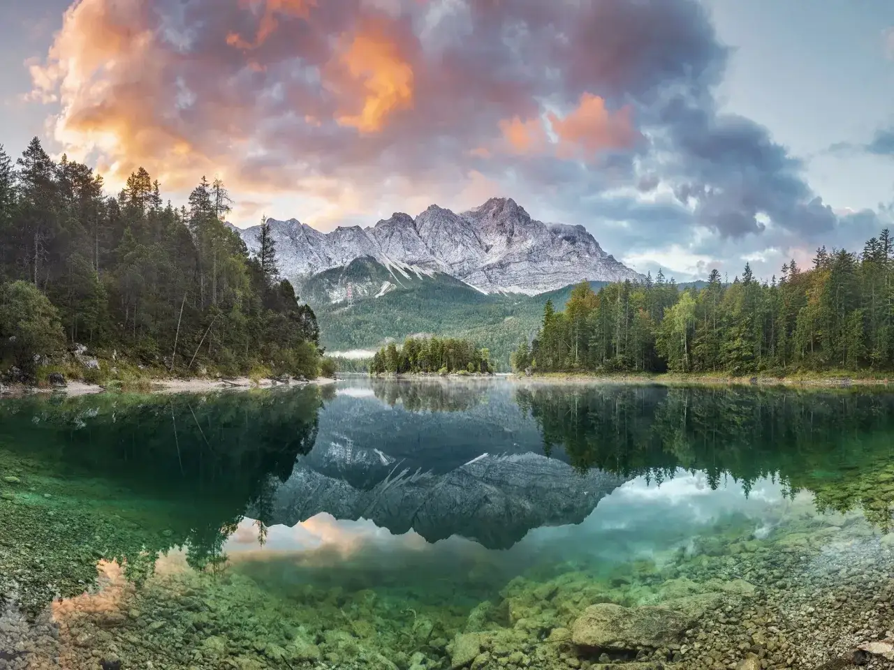 Alpenpanorama mit Bergsee und Felsen im Vordergrund. Die Spiegelung der Berge und des Himmels im klaren Wasser ist atemberaubend. Ein St&uuml;ck unber&uuml;hrte Natur in Deutschland.