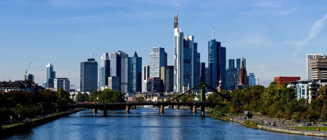 Blick von der Frankfurt Aussichtsplattform auf die Skyline mit Main, Brücken und grünen Uferbereichen.