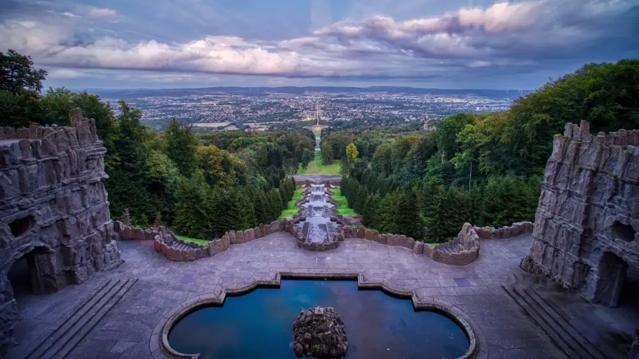 Wasserspiele und Schloss Wilhelmsh&ouml;he: Ein Blick &uuml;ber Kassel, ein Ort f&uuml;r besondere Ausflugsziele.