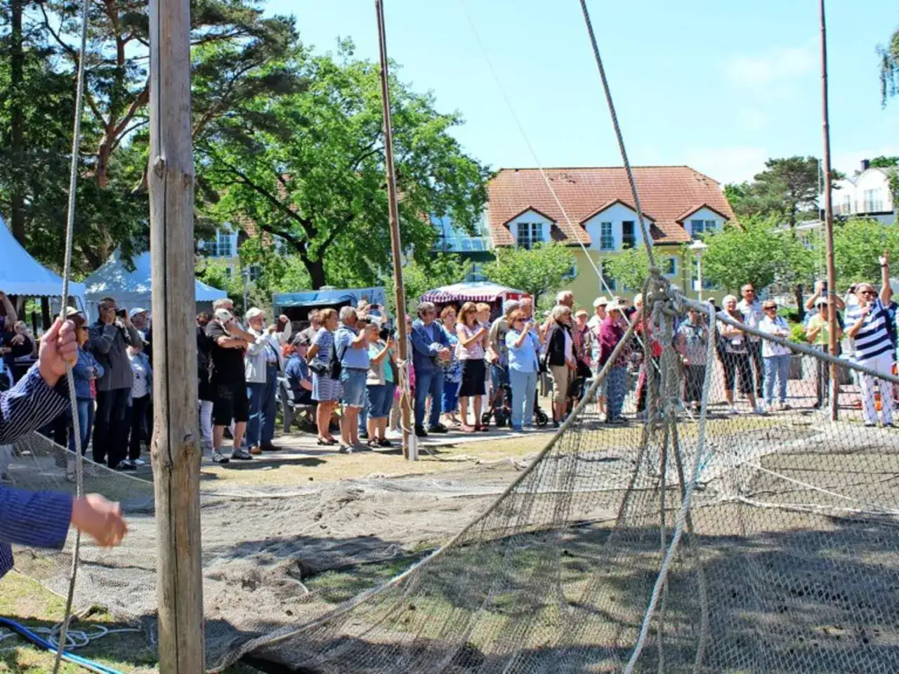 Menschenmenge beim Selliner Hafenfest, die gespannt auf ein Ereignis wartet.