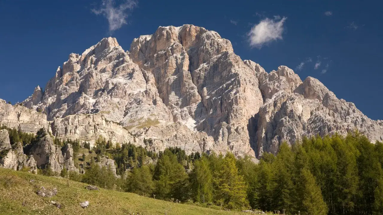 Majestätische Felsformationen, grüne Wälder und ein blauer Himmel – ein Geheimtipp Urlaub August Deutschland für Naturliebhaber.