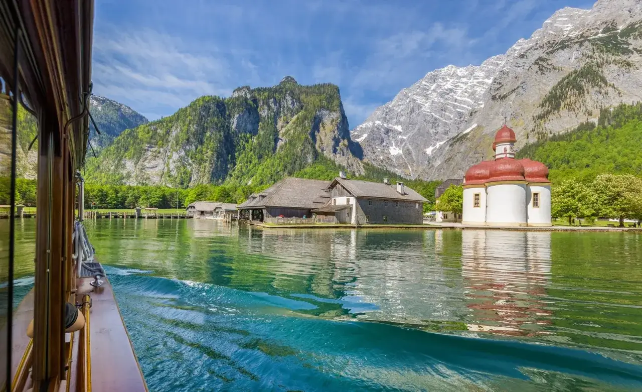 Bootsfahrt auf dem Königssee mit Blick auf die Wallfahrtskirche St. Bartholomä und Berge – ein Muss für sehenswertes in Deutschland.