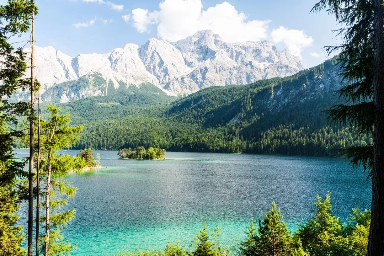 Türkisblaue Bergseen mit Inseln, umgeben von dichten Wäldern und majestätischen Gipfeln. Ein echter Geheimtipp Ostdeutschland für Naturliebhaber.