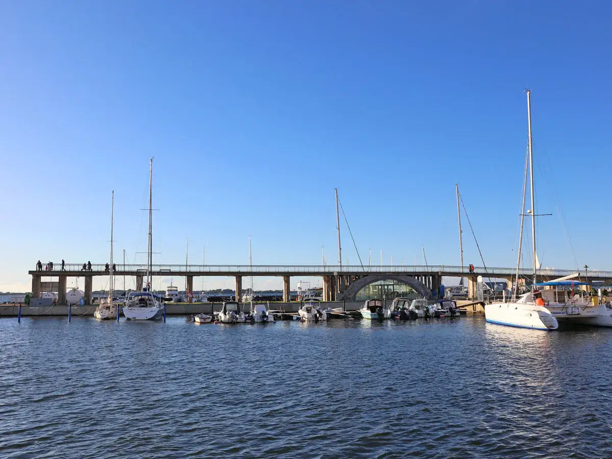 Segelboote und Katamarane liegen im Hafen unter einer Brücke. Ein schöner Tag an der wiek ostsee.