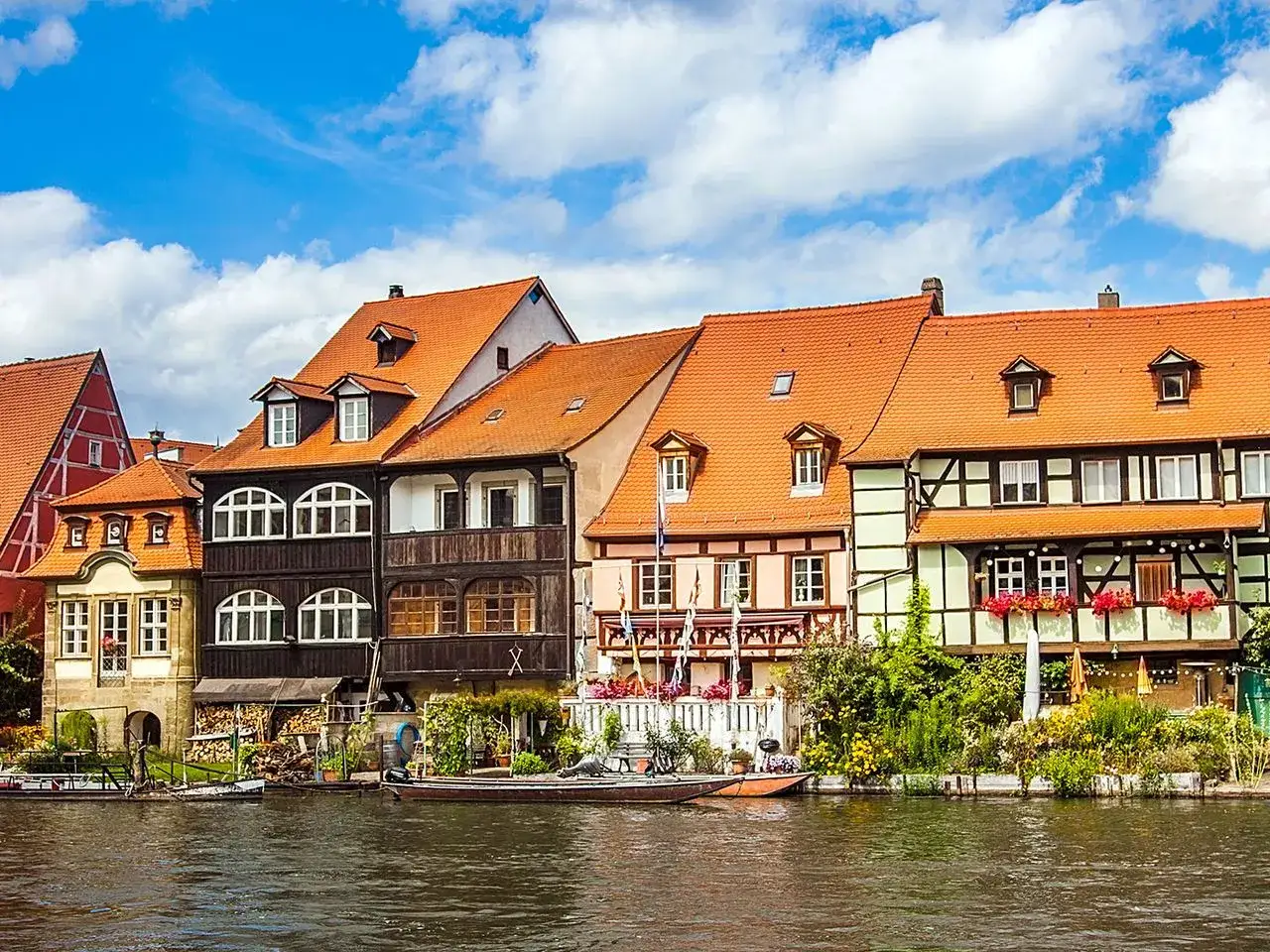 Bunte Fachwerkhäuser säumen das Wasser. Ein perfekter Ort für einen Bamberg Tagesausflug.