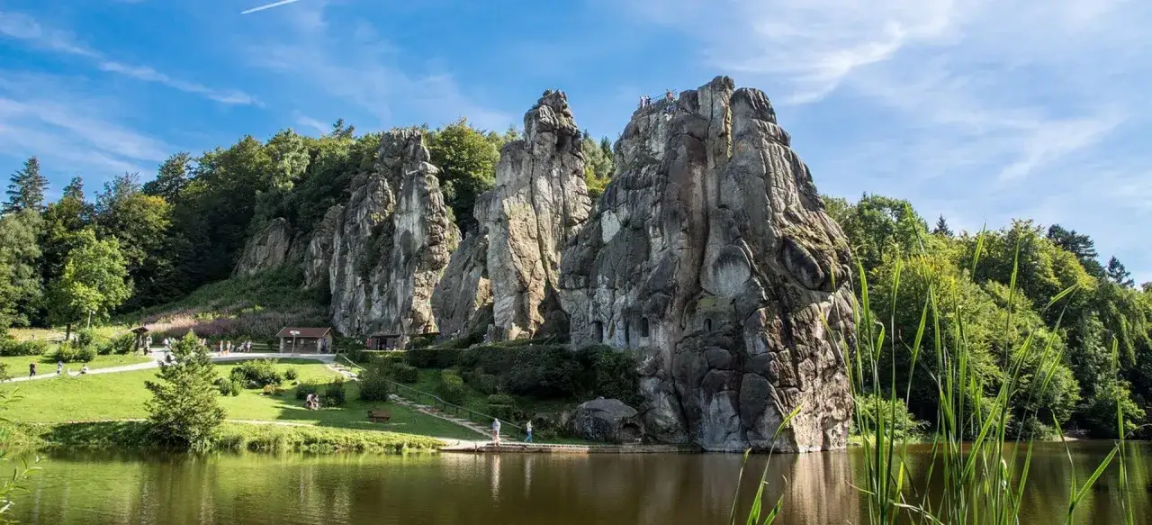 Felsenmeer bei Detmold, ideal zum Wandern in NRW. Berge, See und grüne Wiesen laden zum Entdecken ein.