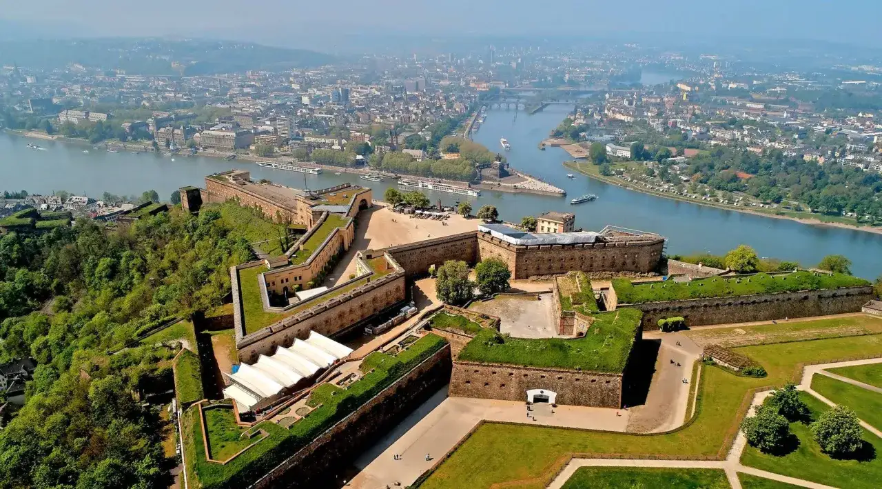 Festung Ehrenbreitstein über Koblenz. Tolle Aussicht und viele things to do in Koblenz!
