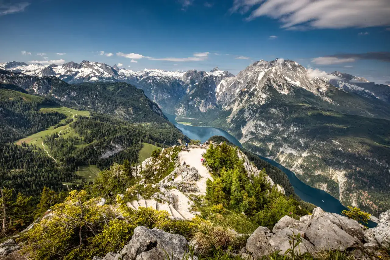 Atemberaubender Blick vom Gipfel: Hier sieht man, was man in Berchtesgaden machen kann – Wandern, Aussicht genießen und die Natur erleben.
