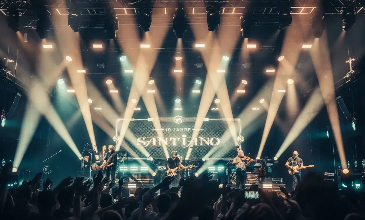 Santiano feiert 10 Jahre auf der B&uuml;hne in Ralswiek. Ein Meer aus Lichtern und jubelnde Fans.