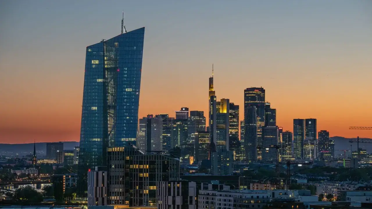Frankfurt Skyline bei Sonnenuntergang, beleuchtete Wolkenkratzer von einer Aussichtsplattform aus gesehen.