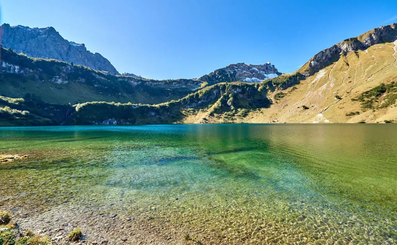 Türkisblaue Bergseen im Tannheimer Tal, ideal für die Drei Seen Tour. Klare Sicht auf den Grund.