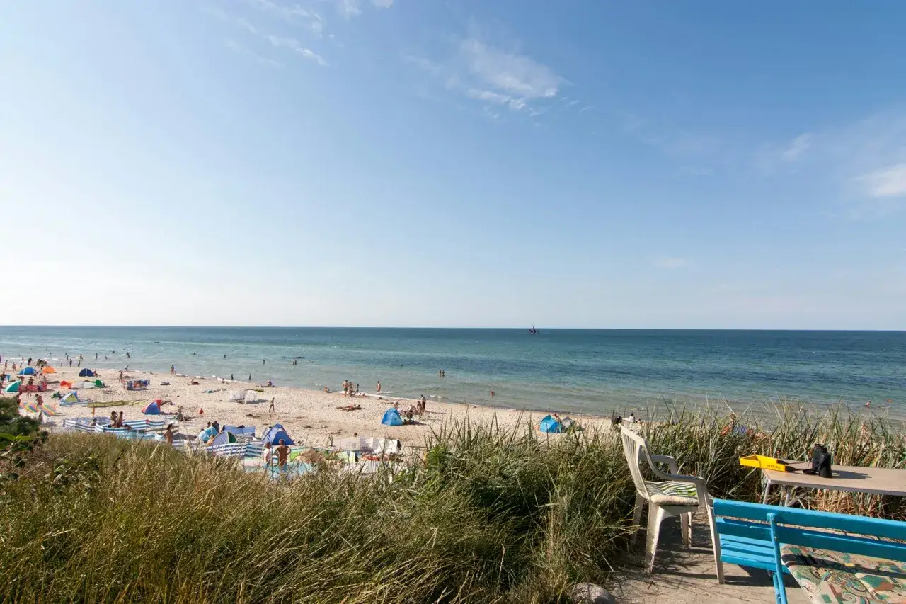 Sonniger Strandtag in Nonnewitz an der Ostsee. Menschen entspannen sich, baden und genie&szlig;en die Meeresbrise.