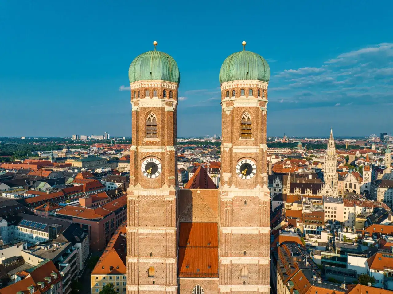 Zwei Türme der Frauenkirche ragen über München auf. Perfekt für eine Munich walking tour.