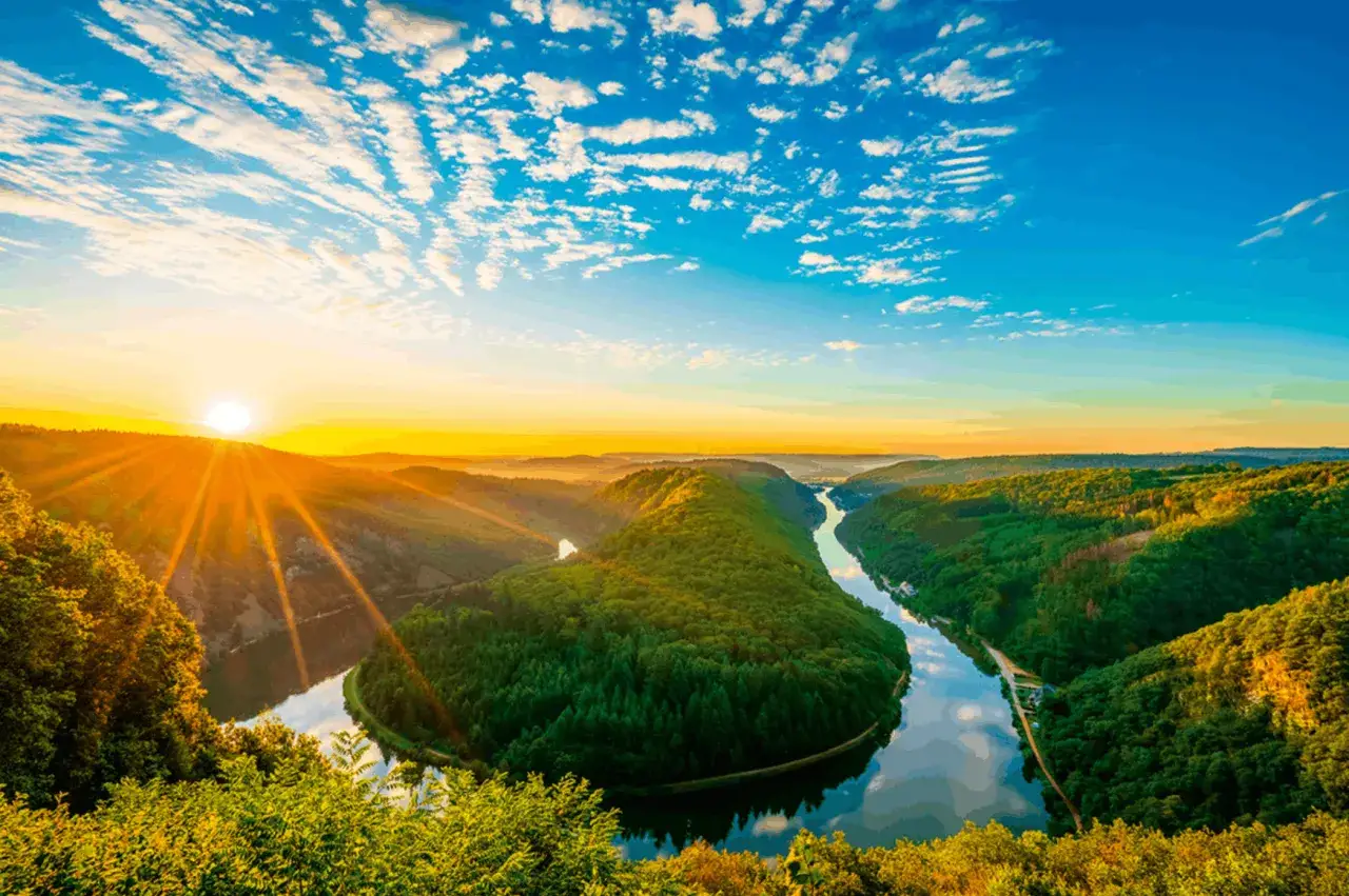 Sonnenaufgang &uuml;ber einer Flussbiegung in Deutschland. Ein Muss f&uuml;r Deutschland Reisetipps!