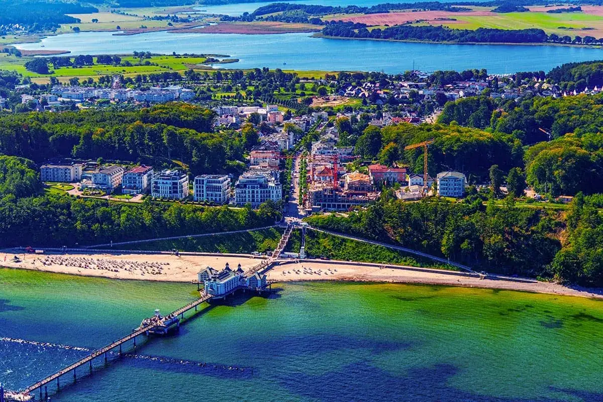 Sellin liegt an der Ostsee auf R&uuml;gen. Die Aufnahme zeigt die Seebr&uuml;cke, den Strand und die B&auml;derarchitektur des Ortes.