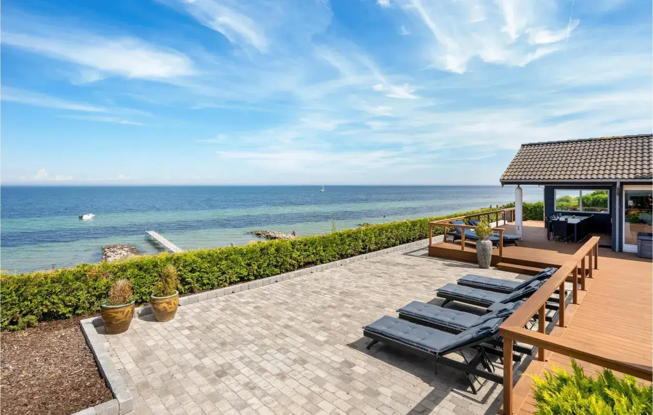 Traumhafter Blick auf das Meer vom Schaprode Strand. Liegestühle und eine Terrasse laden zum Entspannen ein.