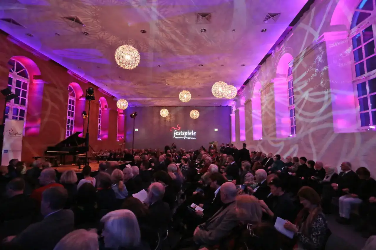 Festspiele im Schlosspark Putbus: Ein festlicher Abend mit Publikum, Klavier und stimmungsvoller Beleuchtung.