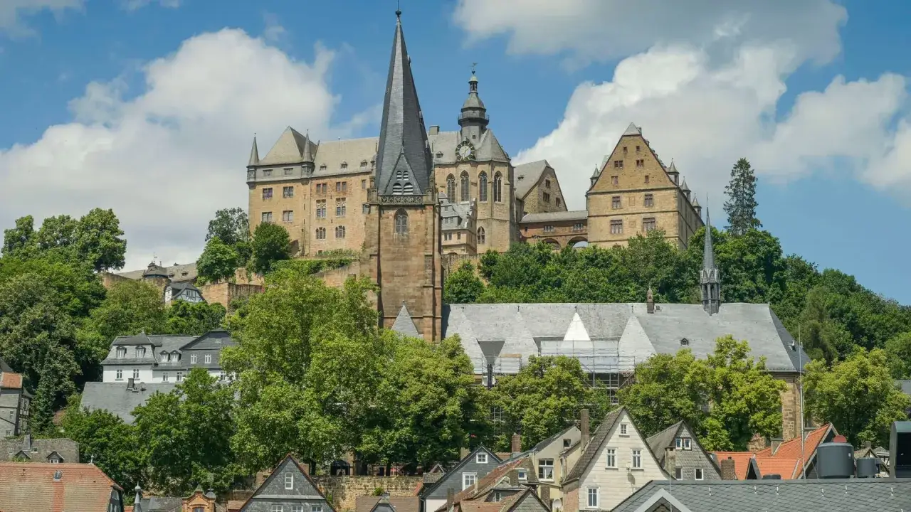 Marburger Landgrafenschloss und Elisabethkirche thronen über malerischen Dächern. Hier kann man in Marburg viel entdecken!