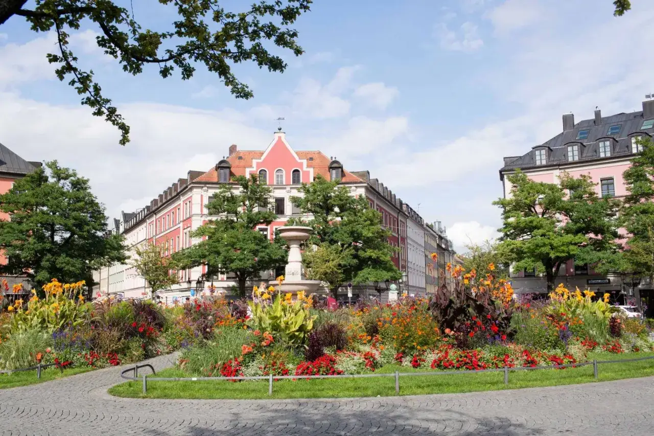 Blumenpracht und Brunnen im Glockenbachviertel. Entdecke die sch&ouml;nsten Ecken mit unseren Glockenbachviertel Tipps.
