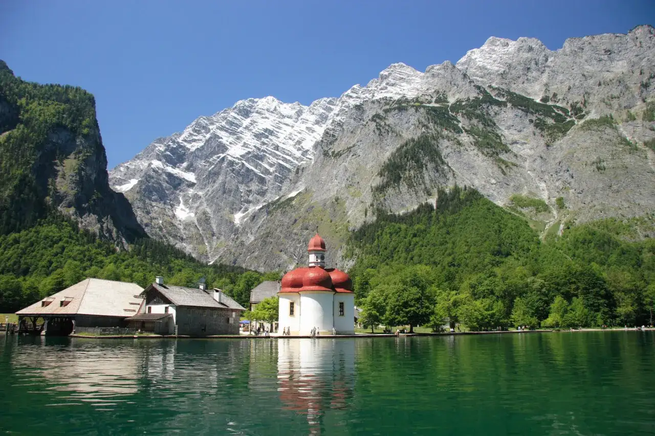 Idyllische Kirche am K&ouml;nigssee. Hier kann man in Bayern wandern, Boot fahren und die Natur genie&szlig;en.