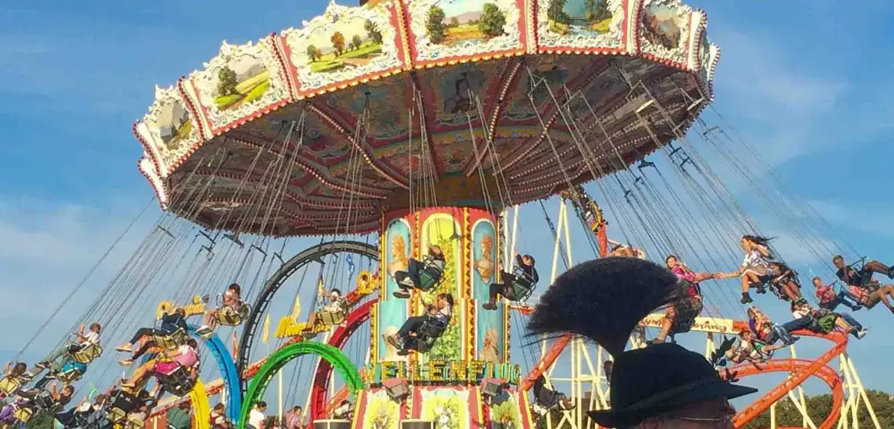 Karussell-Flug auf dem Oktoberfest. Spannende oktoberfest fakten: über 200 Fahrgeschäfte und Attraktionen warten auf Besucher.
