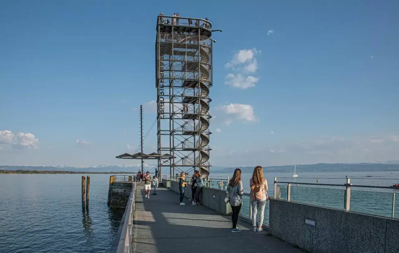 Menschen erkunden den Aussichtsturm am Bodensee. Ein toller Ort, um zu sehen, was man in Friedrichshafen machen kann.