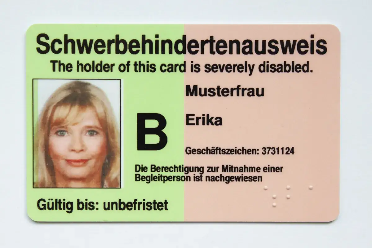 Schwerbehindertenausweis f&uuml;r Erika Musterfrau. Die Berechtigung zur Mitnahme einer Begleitperson ist nachgewiesen, was bei der Kurtaxe f&uuml;r Schwerbehinderte relevant sein kann.