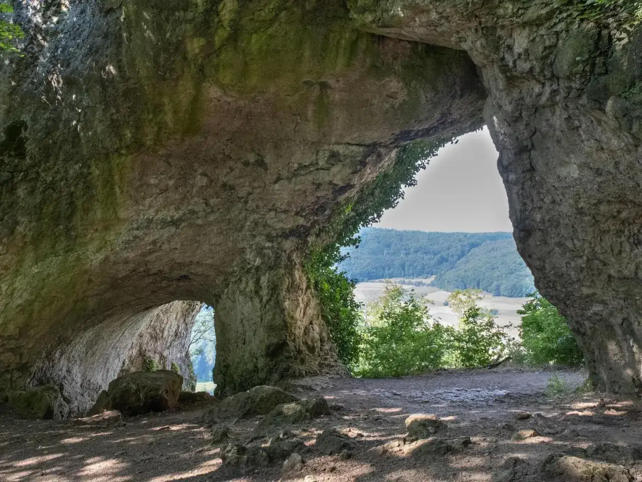 Felsentor mit Blick ins Tal, ideal für eine Wanderung am Happurger Stausee.