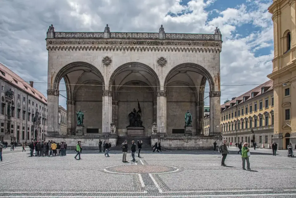 Odeonsplatz München - Mehr als nur ein Fotostopp?